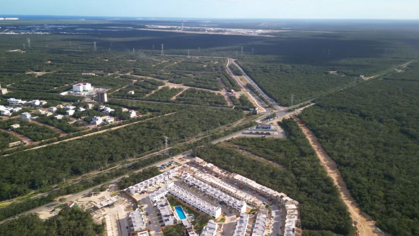 Mapa aéreo del crecimiento urbano y plusvalía en la zona de la Avenida Huayacán, Cancún, en 2026.