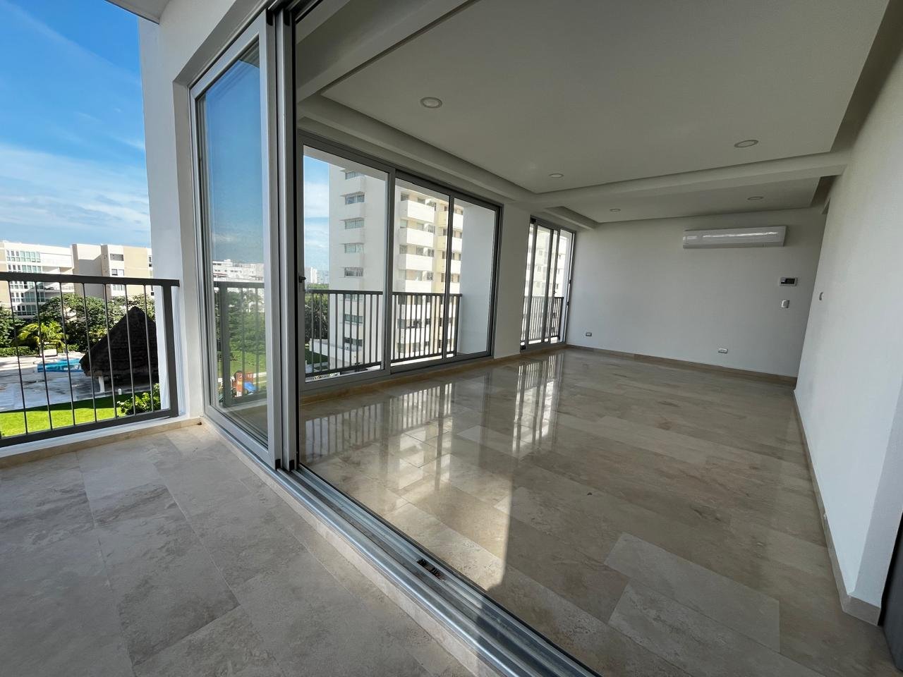 Sala-comedor con mármol pulido crema y vista panorámica en Brezza Towers