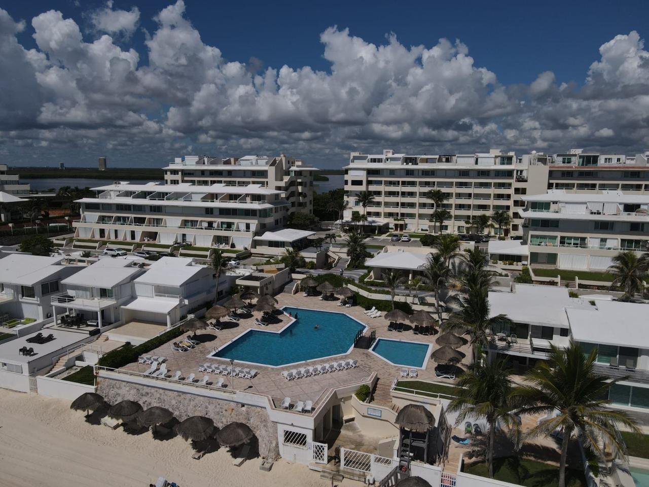 Vista aérea de edificios y alberca en Condominio Brisas